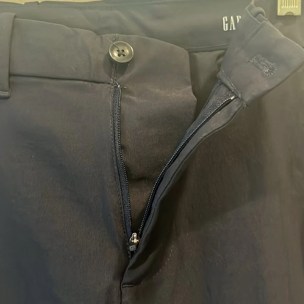 GAP men’s navy blue slacks / pants. Slim tech. Size 28 x 28